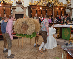 Bräuche_Erntedank_Erntedankkrone_cVolkskulturNOE.JPG Die Erntekrone als sichtbares Zeichen beim Erntedankfest.