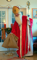 Bräuche_Weihnachten_Nikolaus_©Karl-Michael_Soemer_pixelio.Bild.JPG Der Nikolaus verteilt Geschenke an die Kinder.
