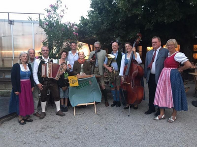 Gießhübl. Der Tanzboden beim Heurigen Gasslwasinger stand für Tänzer und die Musiker von „Auftanz!“ bereit