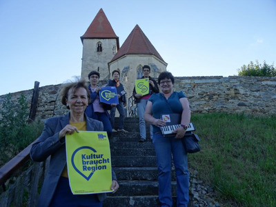 St. Bernhard-Frauenhofen. Chorprobe vor der romanischen Wehrkirche Strögen