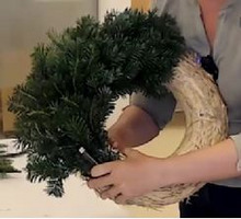 Bräuche_Weihnachten_Adventkranz-binden_SCHRITT4_Bild.JPG Adventkranz binden - Anleitung