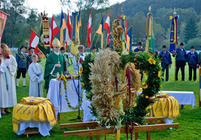 Bräuche_Erntedank_Erntedankkrone_cHelmutLackinger Die Erntedankkrone beim Erntedank-Gottesdienst.